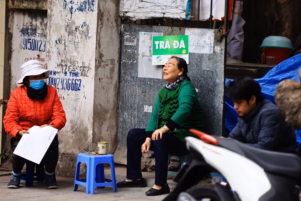  Những quán vỉa hè như thế này không hề có dung dịch khử khuẩn và khách đến không đảm bảo nguyên tắc 5K, có nguy cơ cao làm lây lan dịch bệnh trong bối cảnh phức tạp như hiện nay. (Ảnh: Hoài Nam/Vietnam+)