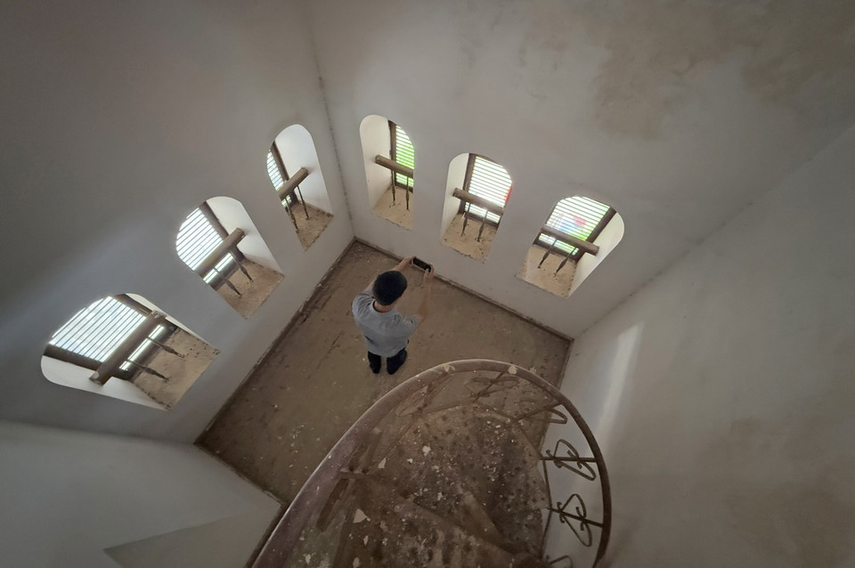 Bên trong tháp chuông là hệ thống cửa sổ vòm, có chức năng quan sát xung quanh, cảnh giới ﻿cho Tòa thị chính. (Ảnh: Nguyễn Dũng/TTXVN)