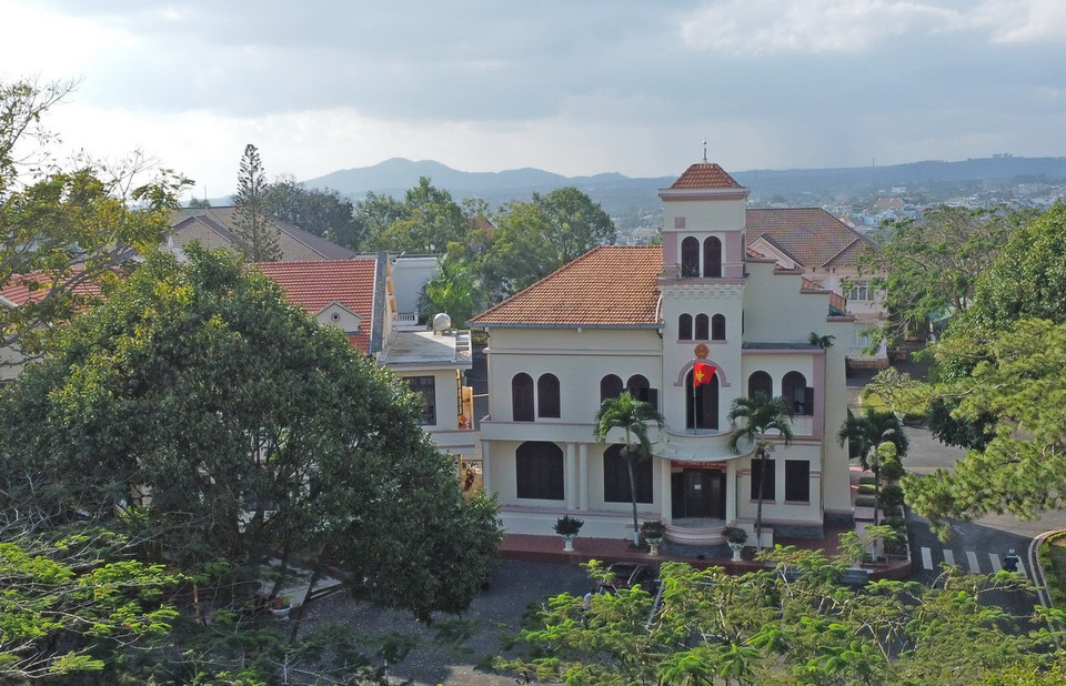 Tòa nhà cổ này hiện đang được sử dụng làm trụ sở làm việc của Hội đồng Nhân dân huyện Di Linh, ﻿Lâm Đồng. (Ảnh: Nguyễn Dũng/TTXVN)