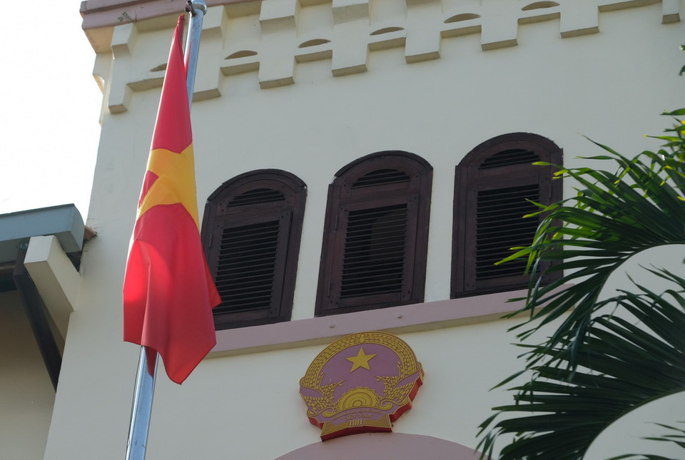 Tòa nhà có rất nhiều hệ thống cửa sổ, cửa chính bằng mái vòm, đặc trưng của kiến trúc Pháp. ﻿(Ảnh: Nguyễn Dũng/TTXVN)