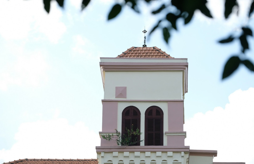 Tháp chuông biểu tượng kiến trúc cổ điển châu Âu của công trình gần như vẫn còn nguyên vẹn sau hơn 100 năm. (Ảnh: Nguyễn Dũng/TTXVN)