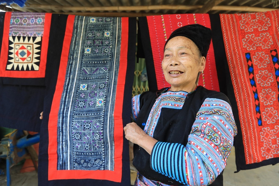 Người Mông xã Pà Cò luôn tự hào với những sản phẩm vải thổ cẩm. (Ảnh: Trọng Đạt/TTXVN)