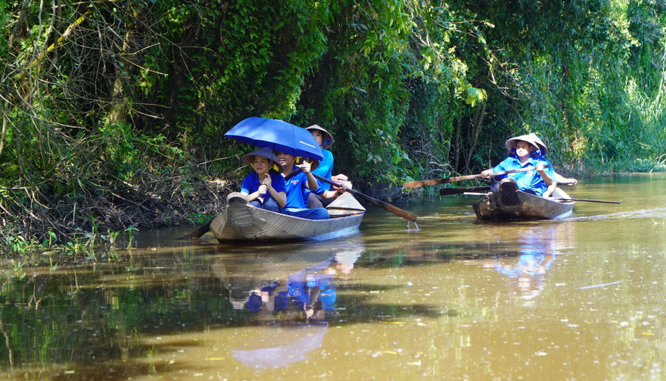Rừng tràm Gáo Giồng thuộc địa bàn huyện Cao Lãnh, tỉnh Đồng Tháp, có tổng diện tích hơn 1.500ha, với hệ sinh thái động thực vật phong phú. Thời gian qua, Đồng Tháp rất quan tâm thực hiện chủ trương bảo vệ hệ sinh thái nơi đây nhằm giữ gìn “lá phổi xanh” của địa phương, gắn với thúc đẩy du lịch sinh thái, thu hút nhiều du khách gần xa. (Ảnh: Nhựt An/TTXVN)
