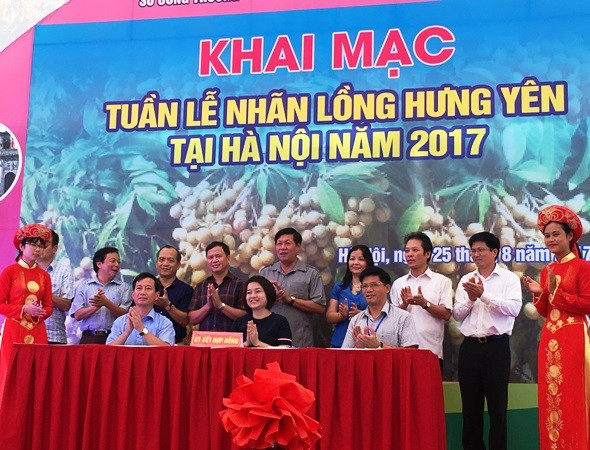 Các đại diện tham dự lễ ký kết hợp tác tiêu thụ sản phẩm nhãn lồng Hưng Yên. (Ảnh: Thanh Tâm/Vietnam+)