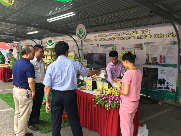 Gian hàng bày bán các sản phẩm tiêu biểu của Hưng Yên thu hút người mua lựa chọn tại Tuần lễ. (Ảnh: Thanh Tâm/Vietnam+)