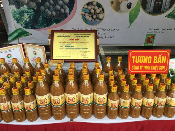 Tại tuần lễ còn trưng bày một số sản phẩm đặc sản của Hưng Yên như tương bần cũng thu hút người mua. (Ảnh: Thanh Tâm/Vietnam+)