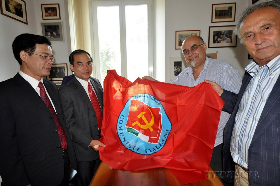 Buổi làm việc giữa Đoàn Tạp chí Cộng sản do Phó Giáo sư-Tiến sỹ, Tổng Biên tập Vũ Văn Phúc dẫn đầu với lãnh đạo Đảng Những người Cộng sản Italy (PCI) trong chuyến thăm và làm việc tại Italy từ ngày 14-16/7/2013. (Ảnh: Minh Đức/TTXVN)