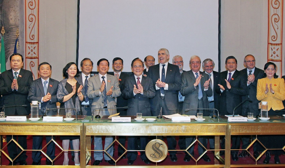 Trong chuyến thăm chính thức Italy, ngày 21/3/2014, tại Rome, Chủ tịch Quốc hội Nguyễn Sinh Hùng dự Lễ ra mắt Nhóm Nghị sỹ hữu nghị Italy-Việt Nam. (Ảnh: Nhan Sáng/TTXVN)