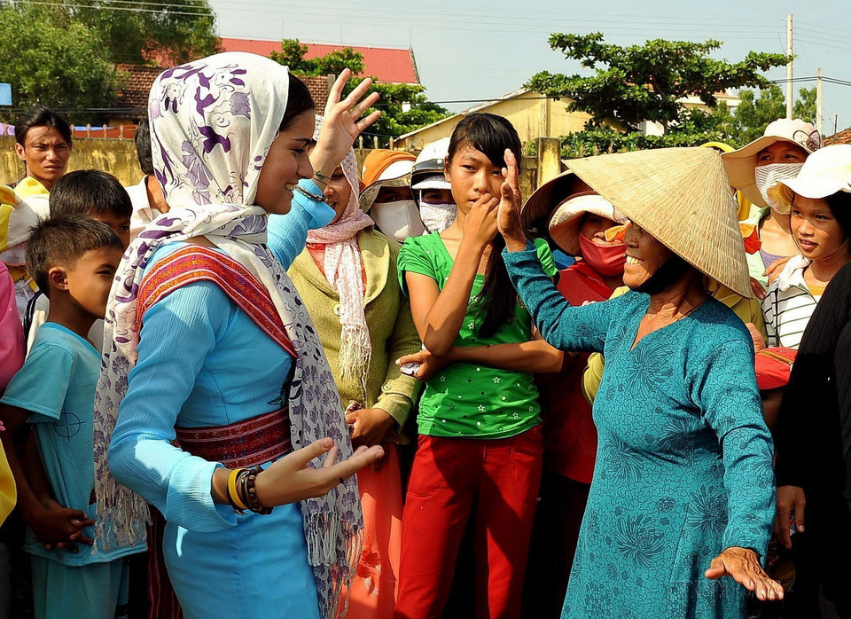 Nữ du khách Italy làm quen với điệu múa Chăm trong Lễ hội Katê của đồng bào Chăm theo đạo Bà La Môn tỉnh Ninh Thuận, ngày 15/10/2012. (Ảnh: Thanh Hà/TTXVN)