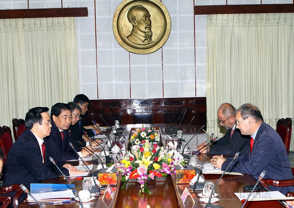 Trưởng Ban Đối ngoại Trung ương Hoàng Bình Quân hội đàm với ông Ferrero Paolo, Tổng Bí thư Đảng tái lập Cộng sản Italy sang thăm Việt Nam, ngày 9/7/2013. (Ảnh: Trọng Đức/TTXVN)