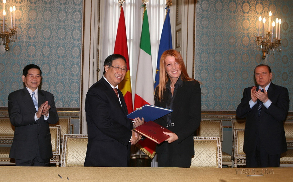 Thủ tướng Italy Silvio Belusconi và Chủ tịch nước Nguyễn Minh Triết chứng kiến lễ ký Hiệp định giữa Chính phủ hai nước về hợp tác trong lĩnh vực du lịch, ngày 12/12/2009. Ảnh: Nguyễn Khang - TTXVN