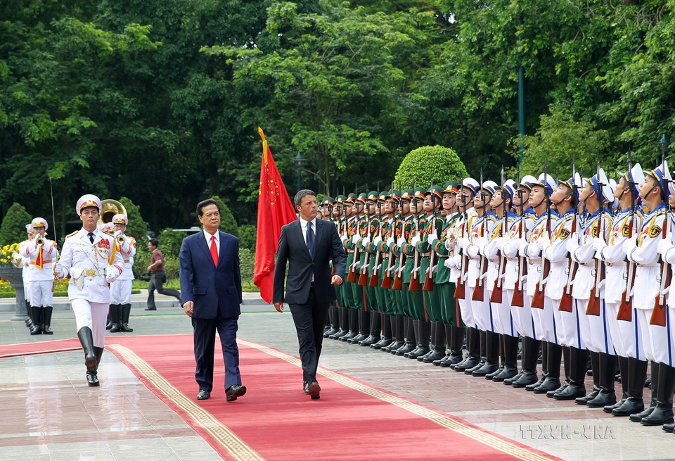 Thủ tướng Nguyễn Tấn Dũng chủ trì lễ đón Thủ tướng Italy Matteo Renzi thăm chính thức Việt Nam, ngày 9/6/2014. (Ảnh: Đức Tám/TTXVN)