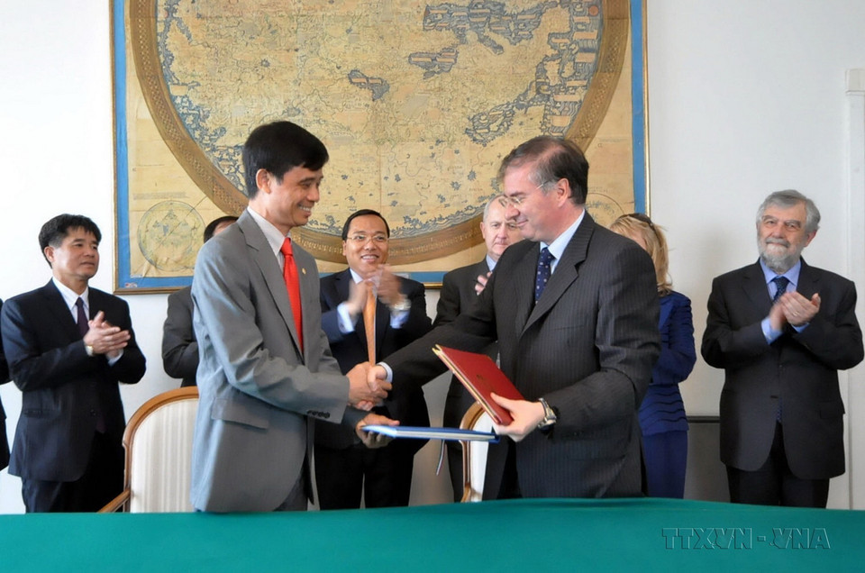 Thứ trưởng Bộ Giao thông vận tải Phạm Quý Tiêu và Thứ trưởng Bộ Ngoại giao Italy Bruno Archi, thay mặt Chính phủ hai nước ký Hiệp định hợp tác về vận chuyển hàng không Việt Nam-Italy, ngày 21/6/2013. (Ảnh: Minh Đức/TTXVN)