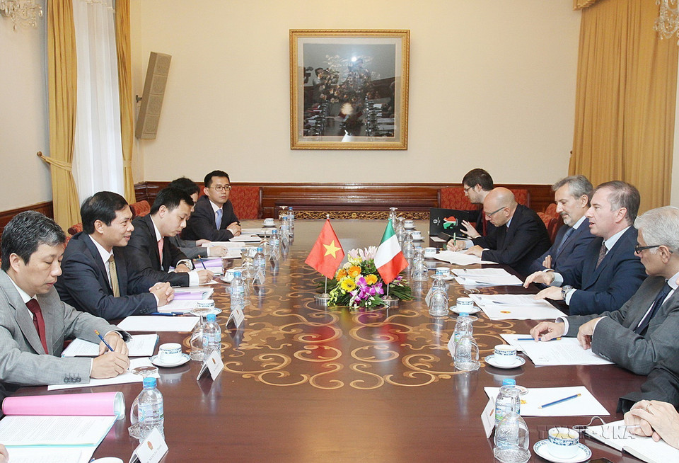 Thứ trưởng Bộ Ngoại giao Bùi Thanh Sơn và Thứ trưởng Bộ Ngoại giao Italy Bruno Archi đồng chủ trì Đối thoại chiến lược Việt Nam-Italy lần thứ nhất, ngày 22/7/2013. (Ảnh: Lâm Khánh/TTXVN)