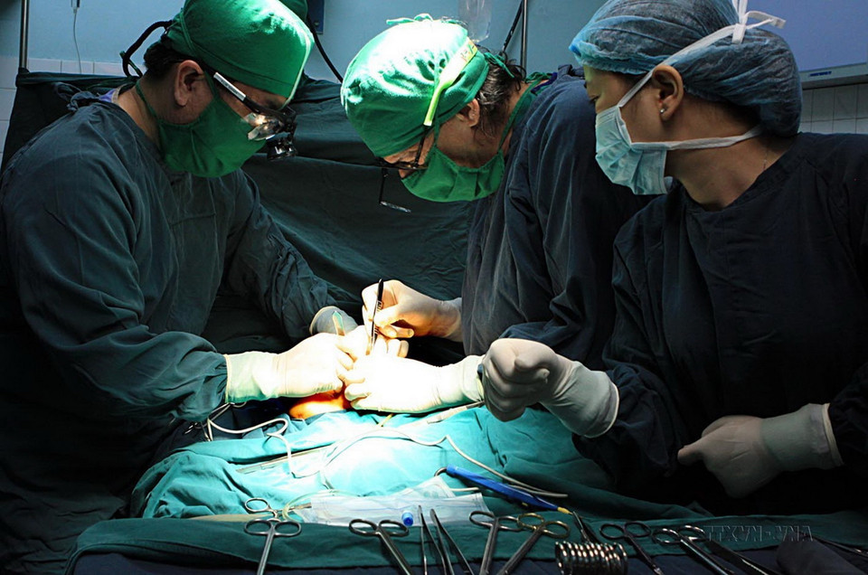 Sáng 21/6/2012, Thiện Nhân - em bé bị mẹ đẻ vứt bỏ trong vườn hoang khi vừa lọt lòng và bị thú rừng ăn mất bộ phận sinh dục cùng một chân, được phẫu thuật tái tạo bộ phận sinh dục tại Bệnh viện Nhi Trung ương (với sự trợ giúp trực tiếp của bác sỹ Roberto De Castro (người Italy) và bác sỹ Tuệ Đinh, người Mỹ gốc Việt. (Ảnh: Dương Ngọc/TTXVN)