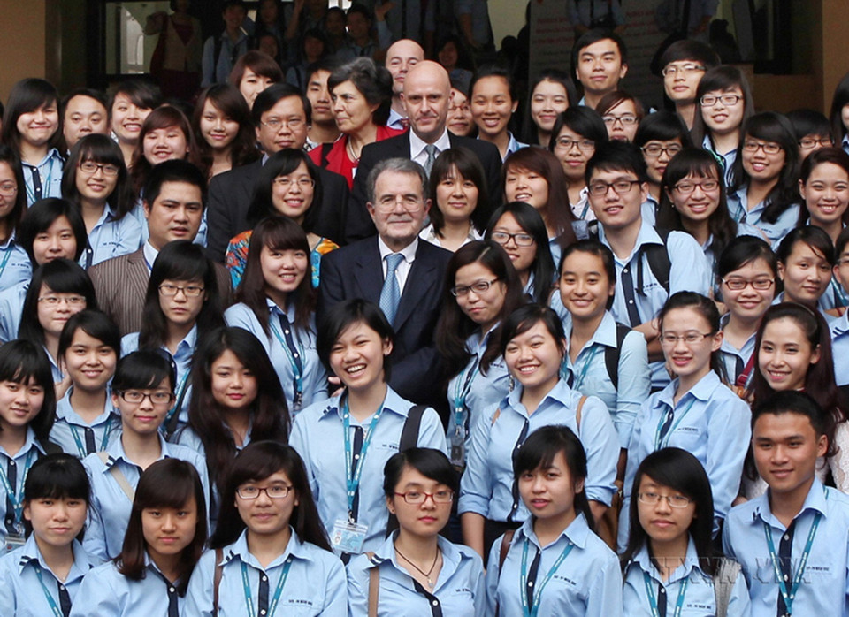 Giáo sư Romano Prodi, nguyên Thủ tướng Italy, nguyên Chủ tịch EC với sinh viên Học viện Ngoại giao tham dự buổi thuyết trình của Giáo sư với chủ đề: “Chính trị và hòa bình-hợp tác trên bình diện toàn cầu trong kỷ nguyên toàn cầu hóa” ở Hà Nội, ngày 18/3/2013. (Ảnh: Lâm Khánh/TTXVN)