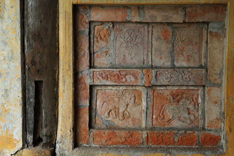 Những mảng gạch nung nhuốm màu thời gian, hoa văn hình bông sen hay voi, ngựa... vẫn còn hiện hữu bên hồi tiền đường chùa Tre. (Ảnh: Hoài Nam/Vietnam+)