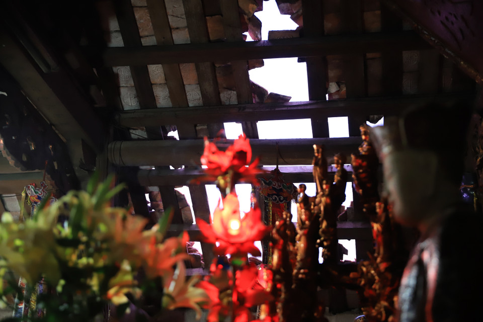 Mái trong điện Tam Bảo đã thủng rất lớn, trụ trì chia sẻ thêm: 'Vào những ngày mưa nước dột xuống càng làm các hạng mục khác phía bên trong chùa trở lên tệ hơn.' (Ảnh:Hoài Nam/Vietnam+)