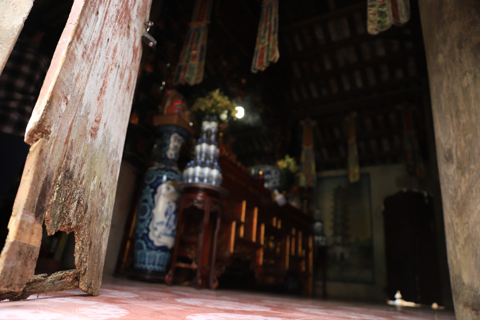 Cửa chùa trong tình trạng hư hỏng nặng, mối mọt và rơi cả bản lề, chùa chỉ khép hai cánh cửa dựa vào nhau và khóa lại. (Ảnh: Hoài Nam/Vietnam+)