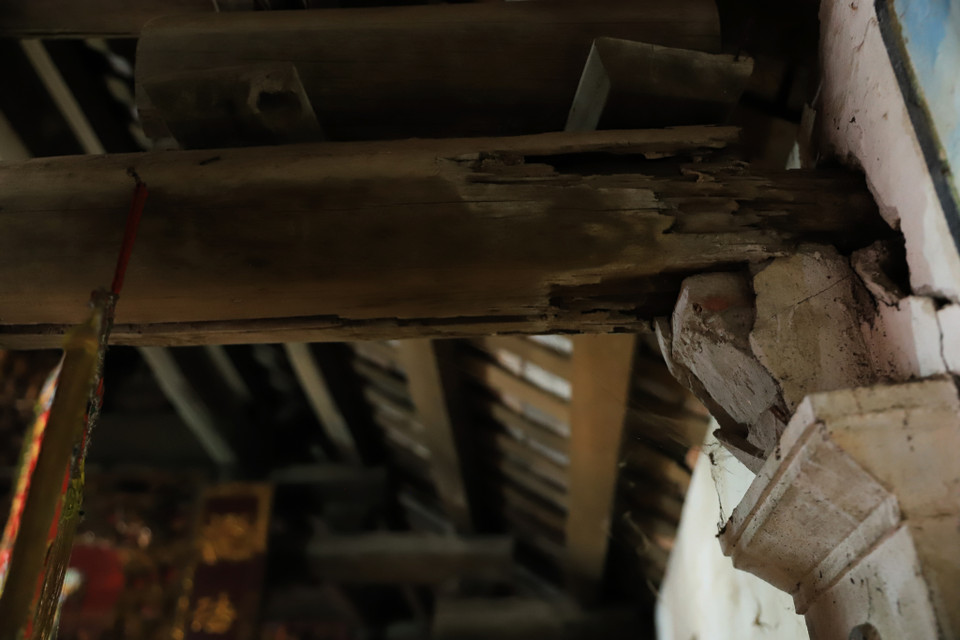 Các điểm chịu nhiều lực của ngôi chùa như các kèo ngang hay các bức tường đều đã rạn nứt. (Ảnh: Hoài Nam/Vietnam+)