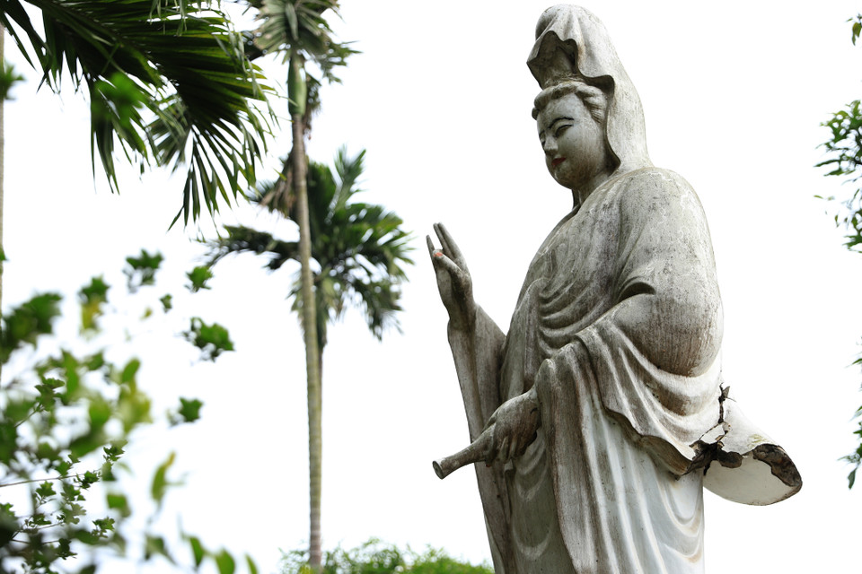 Phía trước sân là tượng Phật bà Quan Âm cao hơn 5m hiện cũng hư hỏng một vài chỗ theo năm tháng. (Ảnh: Hoài Nam/Vietnam+)