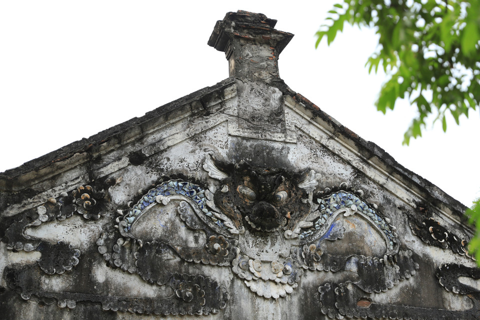 Một số hoa văn trang trí trên bức tường của ngôi chùa cũng mốc meo, làm hình thù biến dạng. (Ảnh: Hoài Nam/Vietnam+)