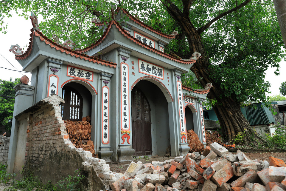 Cổng tam quan của chùa được xây mới khá lớn bên cạnh cây bồ đề hàng trăm tuổi, tuy nhiên từ bức tường chùa đã đổ và phía bên trong hầu hết các hạng mục đã xuống cấp trầm trọng. (Ảnh: Hoài Nam/Vietnam+)