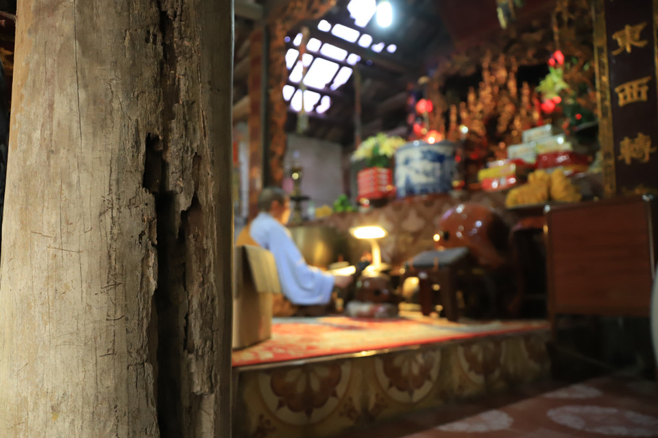 Trụ trì và các phật tử trong thôn vẫn tụng kinh niệm phật dưới mái chùa trong tình trạng có thể sập bất cứ lúc nào, nhất là vào thời điểm mưa gió lớn. (Ảnh: Hoài Nam/Vietnam+)