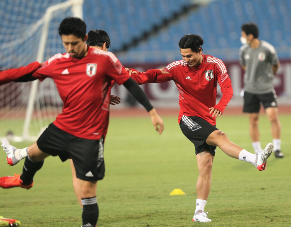 Cầu thủ sinh năm 1995 (phải) hiện tại là ngôi sao sáng nhất của đội tuyển Nhật Bản. Mùa này, Minamino đã ghi ba bàn cho Liverpool sau năm trận. (Ảnh: PV/Vietnam+)