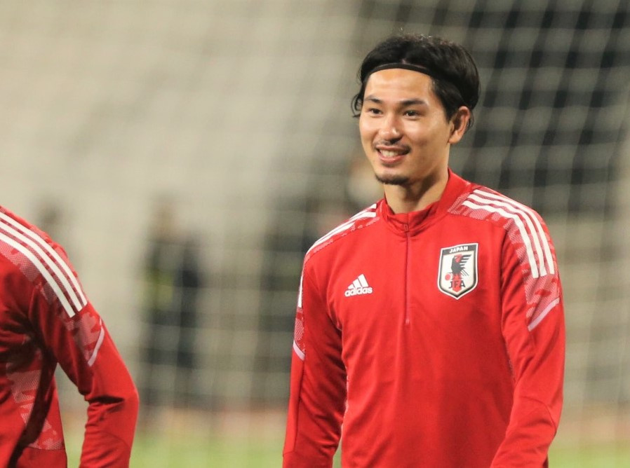 Ở buổi tập của tuyển Nhật Bản trên sân Mỹ Đình, mọi sự chú ý đổ dồn vào tiền đạo Takumi Minamino đang chơi bóng cho Liverpool ở Ngoại hạng Anh. (Ảnh: PV/Vietnam+)