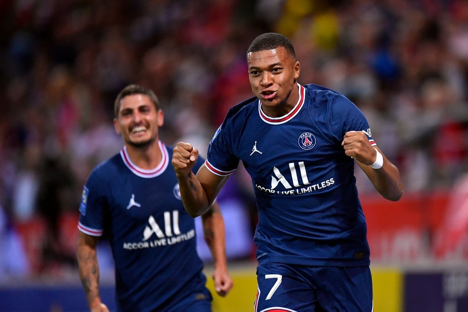 Tuy vậy, ở góc độ chuyên môn, Mbappe mới là điểm sáng chói khi lập cú đúp giúp PSG thắng cách biêt 2-0. Cầu thủ người Pháp ghi bàn ở phút 16 và 63. (Ảnh: Getty Images)