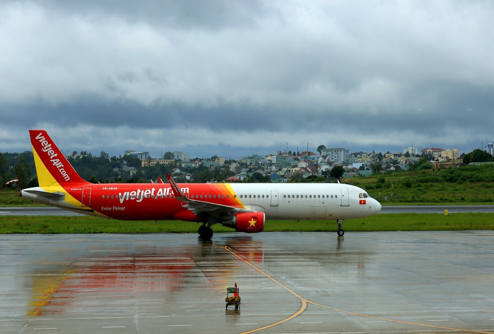 Máy bay của hàng hãng không Vietjet Air hạ cánh xuống sân bay Pleiku. (Ảnh: Ngọc Hà/TTXVN)