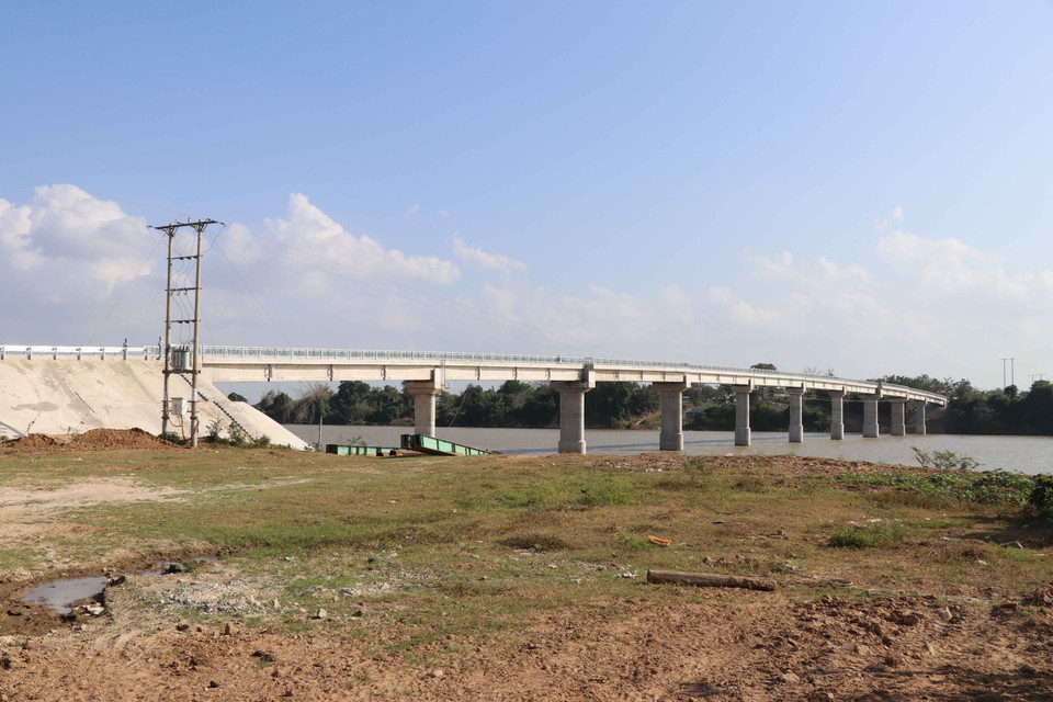 Cầu Ia Rmok được xây dựng từ nguồn vốn vay Ngân hàng Thế giới (WB) khánh thành cuối năm 2019 phục vụ nhu cầu đi lại của hàng ngàn lượt phương tiện mỗi ngày tại huyện Krông Pa. (Ảnh: Hoài Nam/TTXVN)