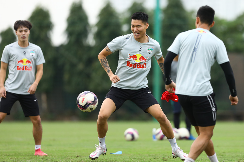 Ngược lại, trung vệ người Hàn Quốc cũng tập luyện vui vẻ và tập trung cho trận đấu sắp tới. (Ảnh: PV/Vietnam+)