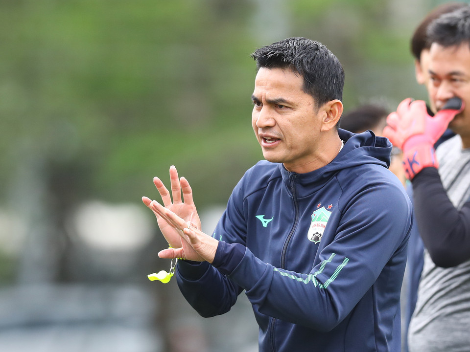 Ở buổi tập chiều 22/3, huấn luyện viên Kiatisak chủ yếu cho đội bóng phố núi tập thể lực và các đường tấn công phối hợp nhỏ. (Ảnh: PV/Vietnam+)