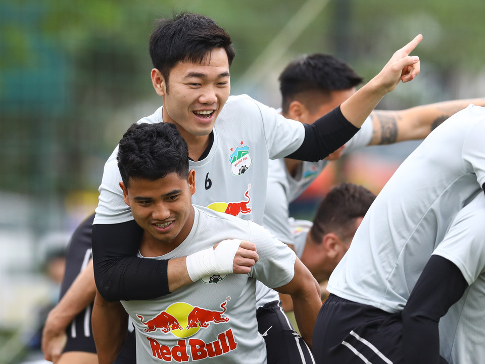 Đội trưởng Xuân Trường cười tươi trong bài tập chuyền bóng bởi đã làm hòa với trung vệ Kim Dong-su sau những cãi vã gay gắt ở trận đấu với Hồng Lĩnh Hà Tĩnh. (Ảnh: PV/Vietnam+)