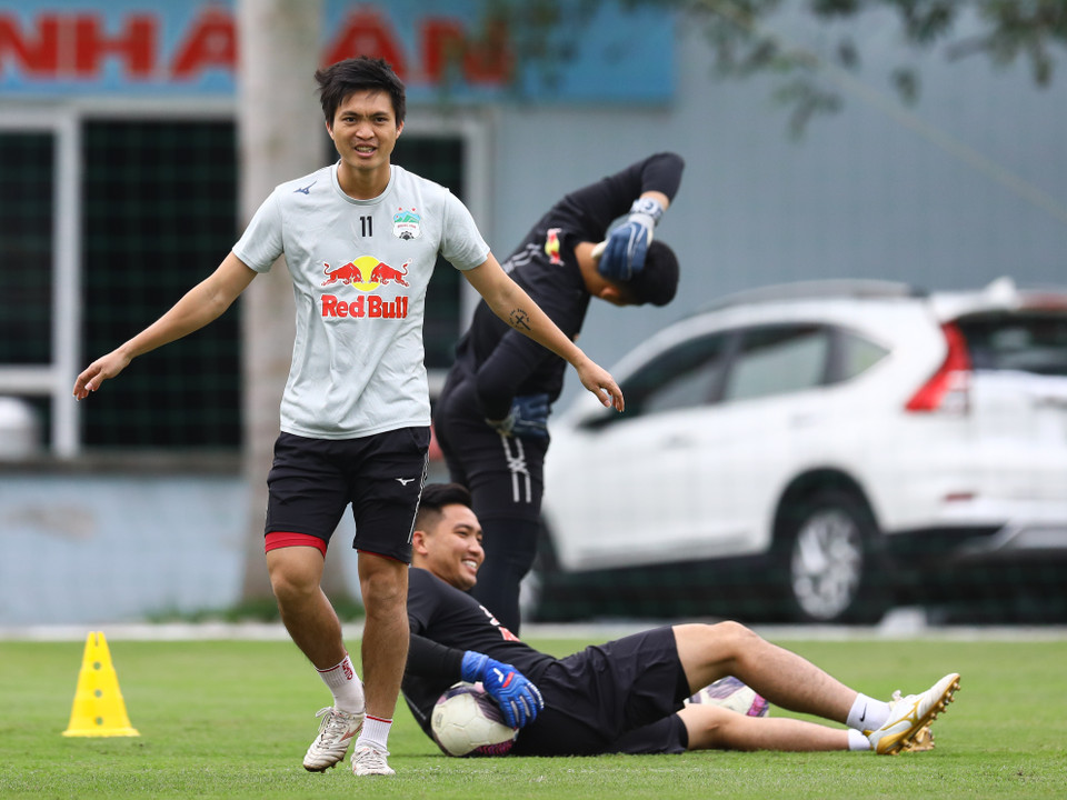 Trước buổi tập này, tiền vệ Tuấn Anh cần sự chăm sóc của các bác sỹ do gặp vấn đề ở cổ chân. Đây là trường hợp chấn thương duy nhất của đội bóng phố núi thời điểm này. (Ảnh: PV/Vietnam+)