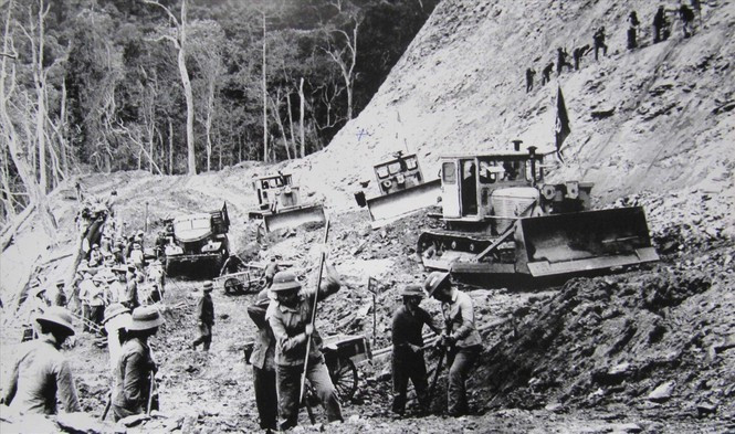 Lực lượng thanh niên xung phong, dân công hỏa tuyến đảm bảo giao thông trên đường Trường Sơn. (Ảnh: TTXVN)