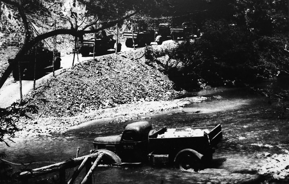 Một đoạn đường nơi không có rừng che phủ, Tiểu đoàn 33 công binh, Binh trạm 14 phải làm giàn phủ lá ngụy trang, rải đá hộc để hoàn thiện mặt đường, đảm bảo an toàn cho các đoàn xe đi qua, tháng 3/1971. (Ảnh: Tư liệu/TTXVN)