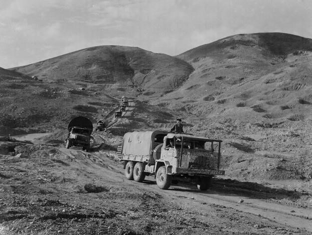 Bất chấp máy bay Mỹ thường xuyên đánh phá ác liệt tại ngã ba Đồng Lộc (Nghệ Tĩnh), anh em lái xe thuộc Xí nghiệp Vận tải số 20 Nghệ Tĩnh vẫn dũng cảm bám đường, đưa hàng tới đích an toàn. Từ năm 1965 đến 1972, đường Trường Sơn phát triển mạnh mẽ, tiến lên cơ giới hóa toàn tuyến vận tải quân sự. (Ảnh: Văn Sắc/TTXVN)