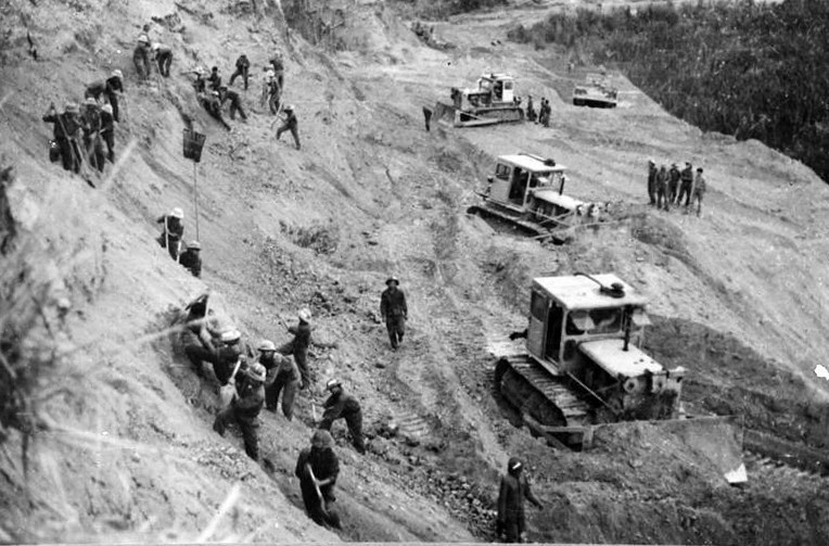 Suốt 16 năm ròng rã (1959 - 1975), vượt qua muôn vàn gian khổ, hy sinh, bộ đội Trường Sơn cùng lực lượng thanh niên xung phong, dân công hỏa tuyến đã xây dựng và phát triển con đường Trường Sơn-đường Hồ Chí Minh "huyền thoại" trong mưa bom, bão đạn, góp phần quan trọng vào thắng lợi của cuộc kháng chiến chống Mỹ, cứu nước; trở thành biểu tượng của chủ nghĩa anh hùng cách mạng Việt Nam trong thế kỷ 20. (Ảnh: TTXVN)