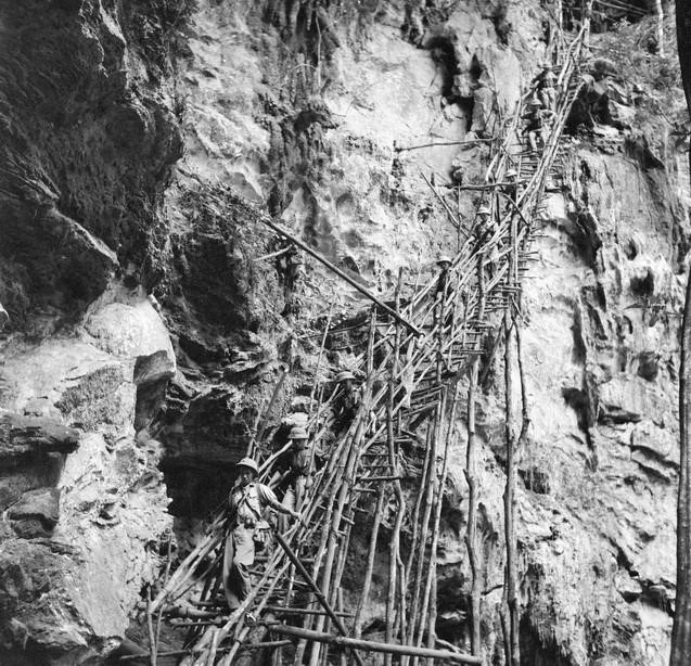 Những chiếc cầu bằng cây ghép vượt qua những mỏm đá tai mèo do những chiến sĩ công binh Quân khu 4 ngày đêm xây dựng làm đường hành quân. Bất chấp sự hủy diệt của kẻ thù và những khó khăn, trở ngại của thời tiết, địa hình, đường Trường Sơn như một trận đồ bát quái vươn ra các chiến trường bằng mọi ngả. (Ảnh: TTXVN)