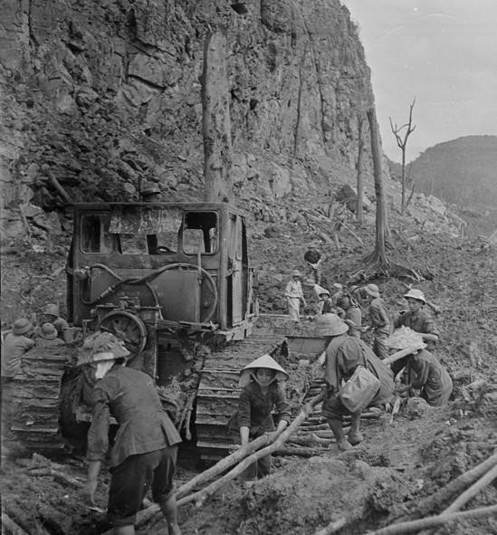 Tuyến đường 20 Quyết Thắng trên địa bàn tỉnh Quảng Bình được thi công trong thời điểm chiến tranh ác liệt, bị địch đánh phá liên tục. Bất chấp bom đạn ác liệt, lực lượng công binh và thanh niên xung phong đã bám trụ mặt đường, lao động cật lực suốt ngày đêm để đảm bảo thông xe. Đường 20 có đến 8 trọng điểm, được gọi là những "tọa độ lửa". (Ảnh: Hữu Ngôi/TTXVN)