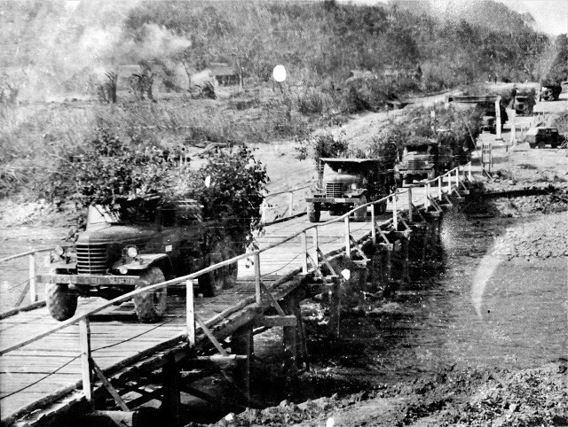 Đoàn xe vận tải trên đường Trường Sơn năm 1966. (Ảnh: Tư liệu/TTXVN)