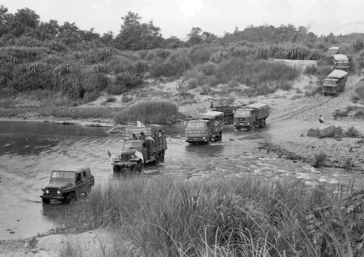 Bằng mọi phương tiện thô sơ và cơ giới, các chiến sĩ vận tải vận chuyển hàng ngàn tấn hàng hoá phục vụ chiến dịch theo tuyến đường Trường Sơn, phục vụ chiến dịch Tây Nguyên, mở màn cuộc Tổng tiến công và nổi dậy mùa xuân năm 1975. (Ảnh: Thanh Tụng/TTXVN)