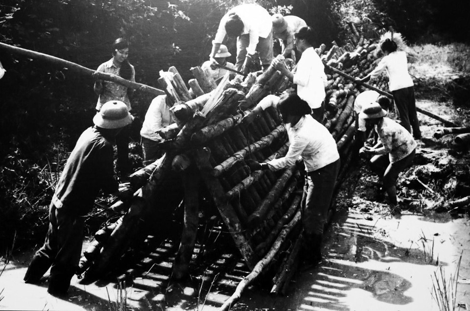 Trung đoàn 98 công binh làm cống tạm trên đường cơ giới. (Ảnh: Tư liệu/TTXVN)