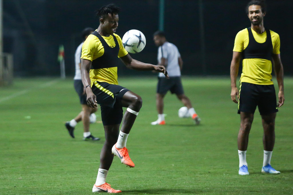 Mohamadou Sumareh (trái) - tiền vệ được đánh giá cao bên phía Malaysia - cho thấy sự sung sức, sẵn sàng đối đầu Việt Nam. Cầu thủ này từng gây khó khăn cho Đoàn Văn Hậu và Trọng Hoàng ở những lần chạm trán tại AFF Cup 2018. (Ảnh: Nguyên An)