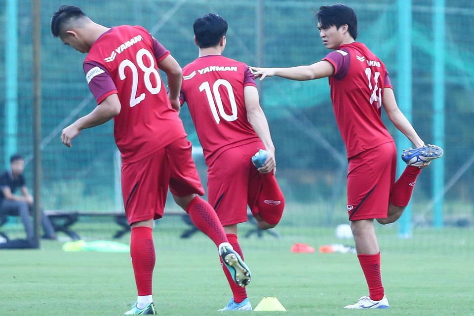 Công Phượng (số 10) và Tuấn Anh là đôi bạn thân tại Hoàng Anh Gia Lai nên dễ hiểu khi hai người "tâm sự" hồi lâu mà không hết chuyện. (Ảnh: Nguyên An)