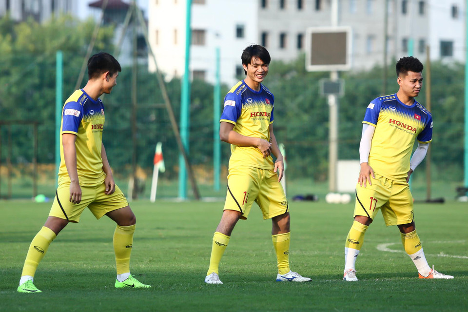 Trong khi đó, các cầu thủ tập luyện tại đội tuyển nhiều ngày trước Quang Hải đã quá nhuần nhuyễn với các bài tập nên tự tin chinh phục "giáo án" của ban huấn luyện. (Ảnh: Nguyên An)