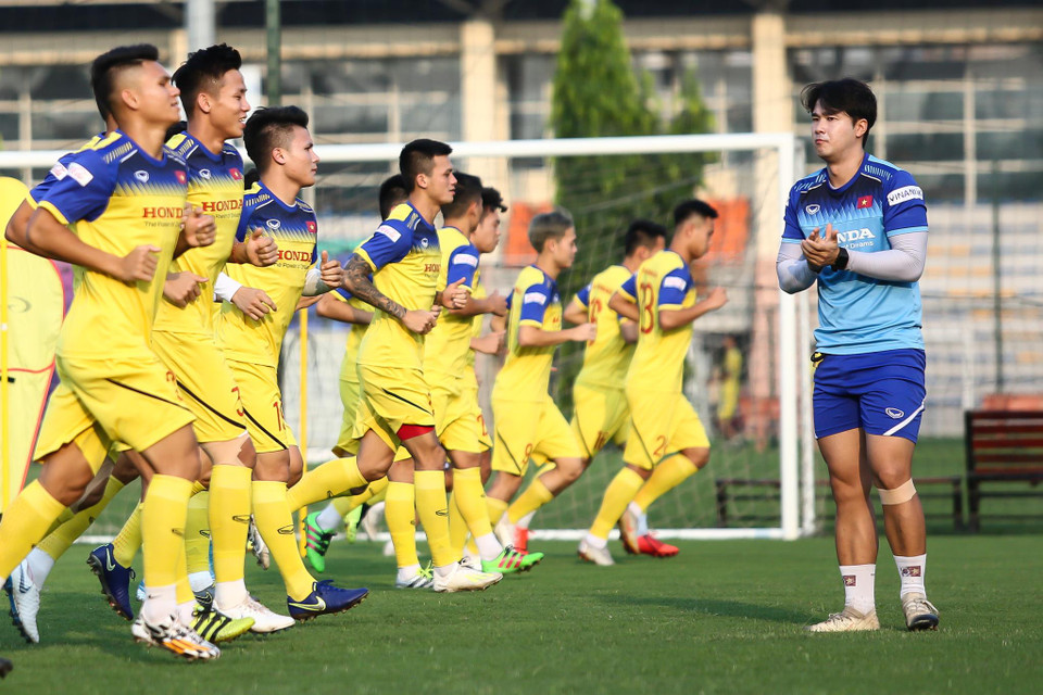 Ở buổi tập chiều 6/10, trợ lý Lee Young-Jin và Park Sung Gyun chỉ đạo và hướng dẫn chi tiết cho các cầu thủ trong khi huấn luyện viên Park Hang-seo chọn một góc riêng để quan sát tổng quát đội tuyển. (Ảnh: Nguyên An)